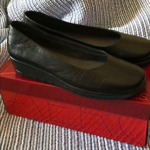 NWT Aerosoles Black Leather Lantern slip ons